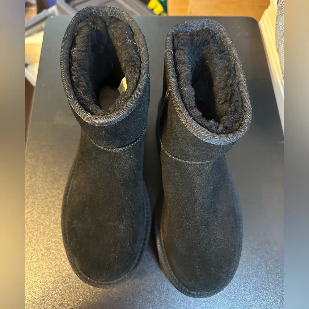 UGG Classic Classic Mini Platform boot in black.  Size 6.  Excellent condition. - Picture 11 of 14